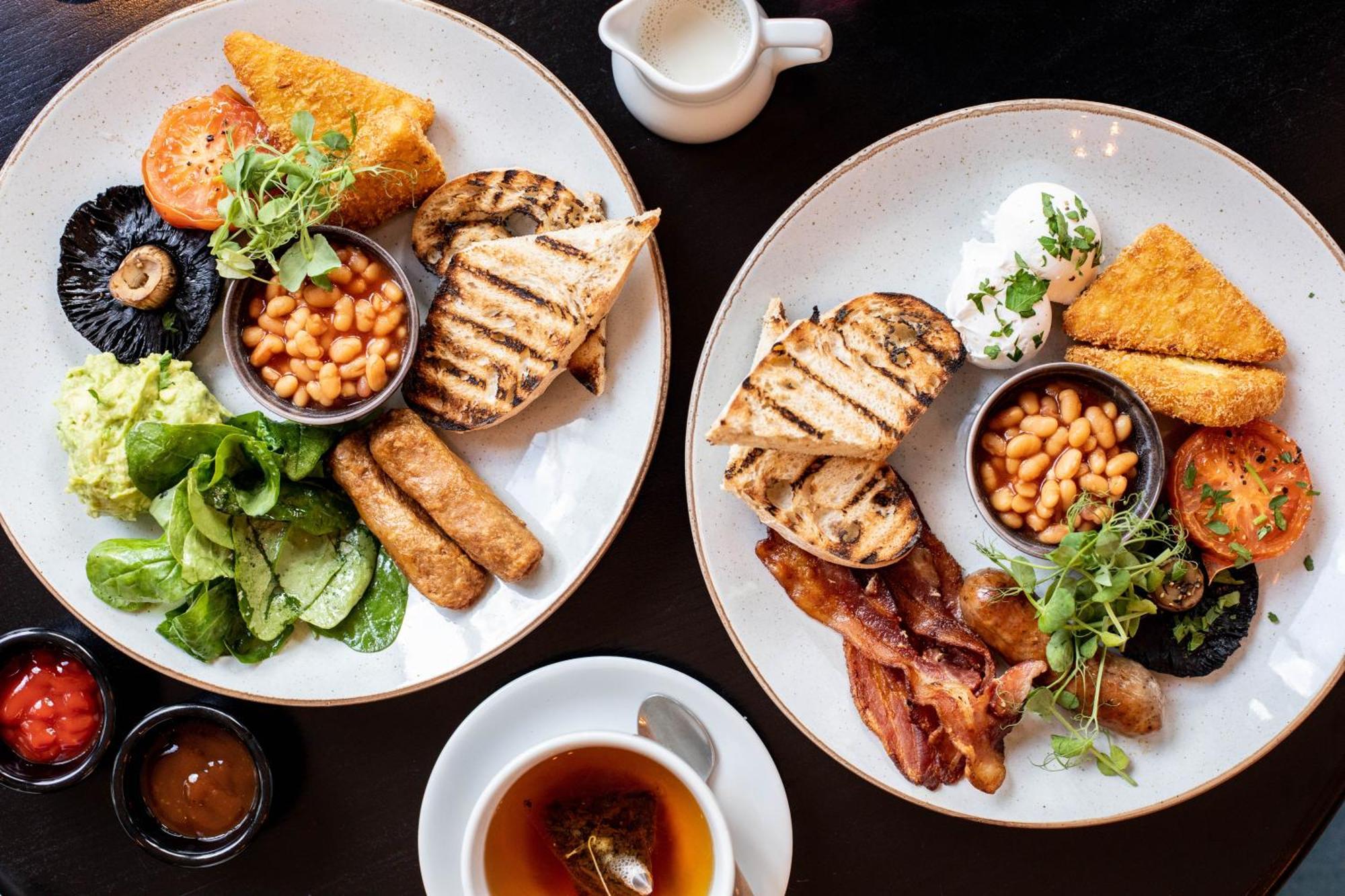 Citysuites 2 Aparthotel Manchester Exterior foto The photo displays two plates of hearty breakfast items. Each plate includes:

- Grilled bread slices
- Grilled sausages
- Baked beans served in a small bowl
- Fresh salad with greens
- A slice of tomato
- A piece of grilled mushroom
- Crispy bacon s